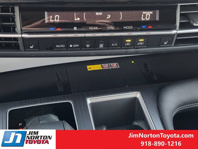 Used 2026 Toyota Sienna XLE FWD image 19