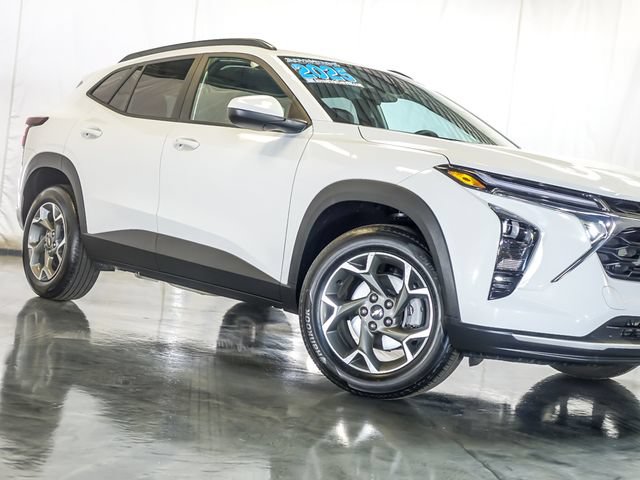 Used 2025 Chevrolet Trax LT w/ LT Convenience Package FWD image 5