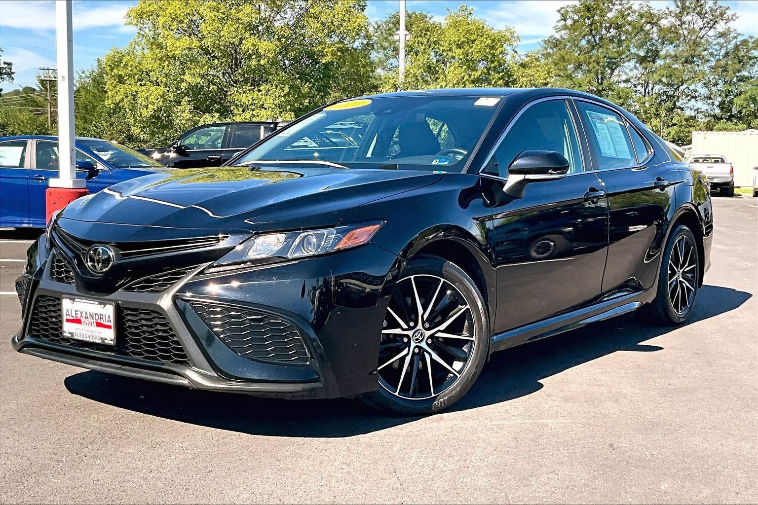 Used 2023 Toyota Camry SE FWD image 1