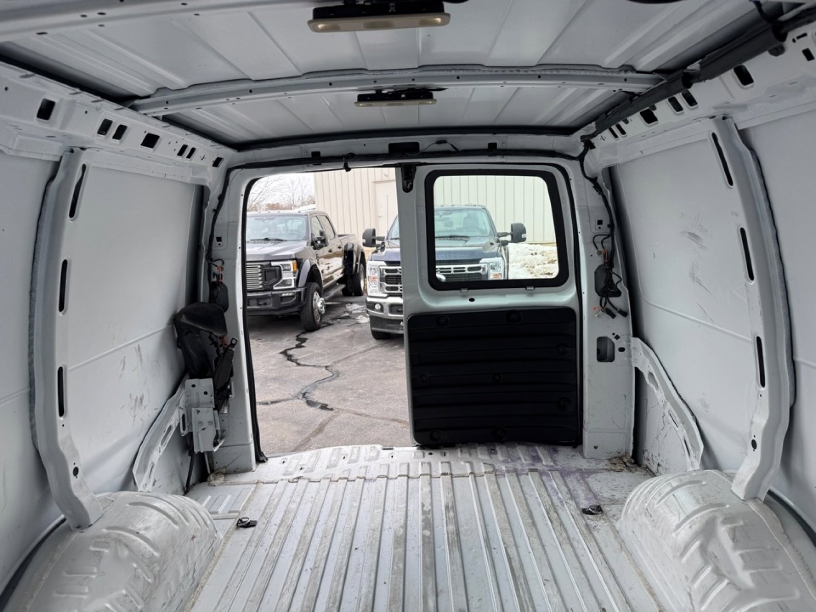 Used 2018 Chevrolet Express 2500 w/ Driver Convenience Package image 21