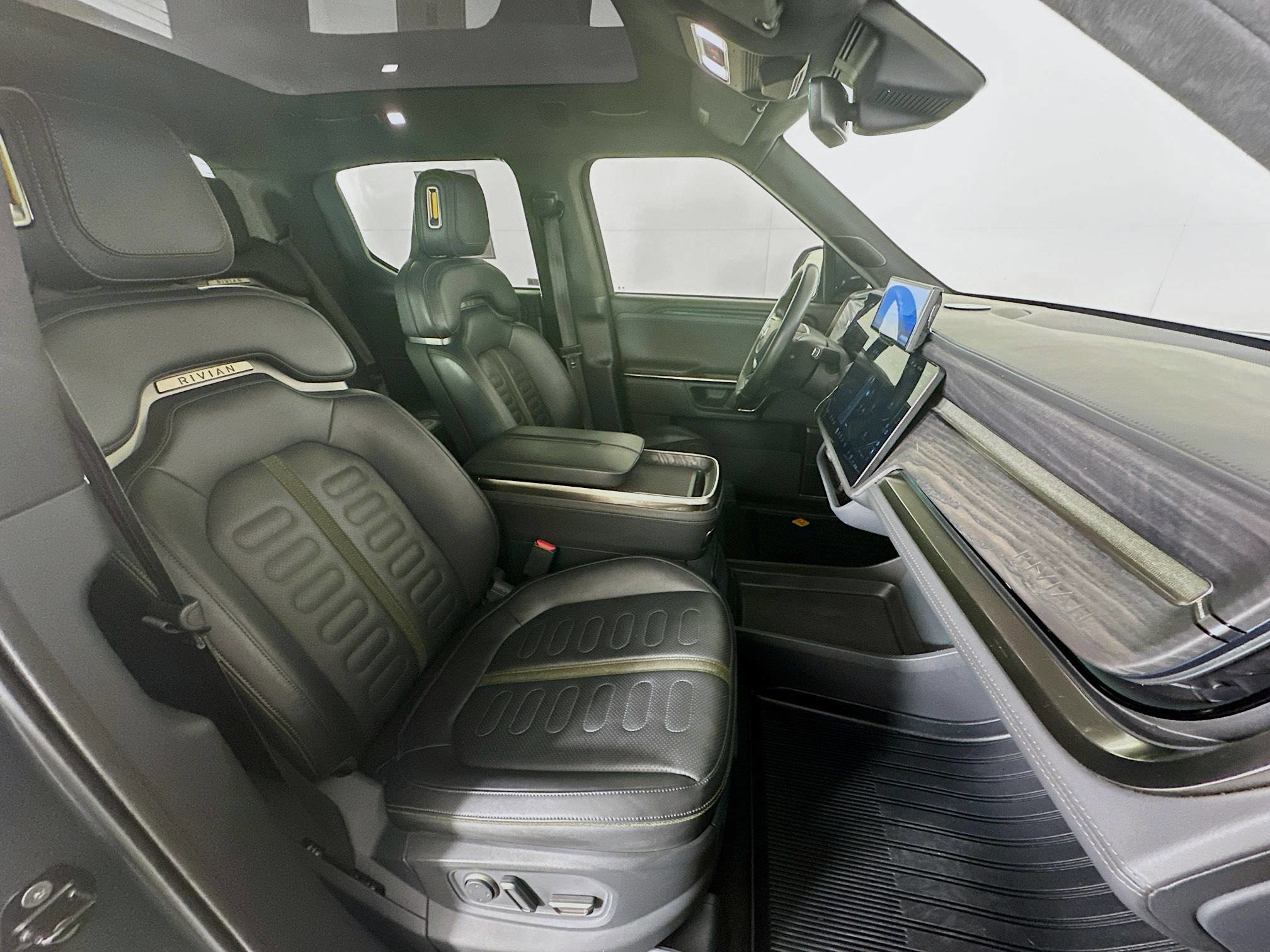 Used 2022 Rivian R1T Adventure image 30