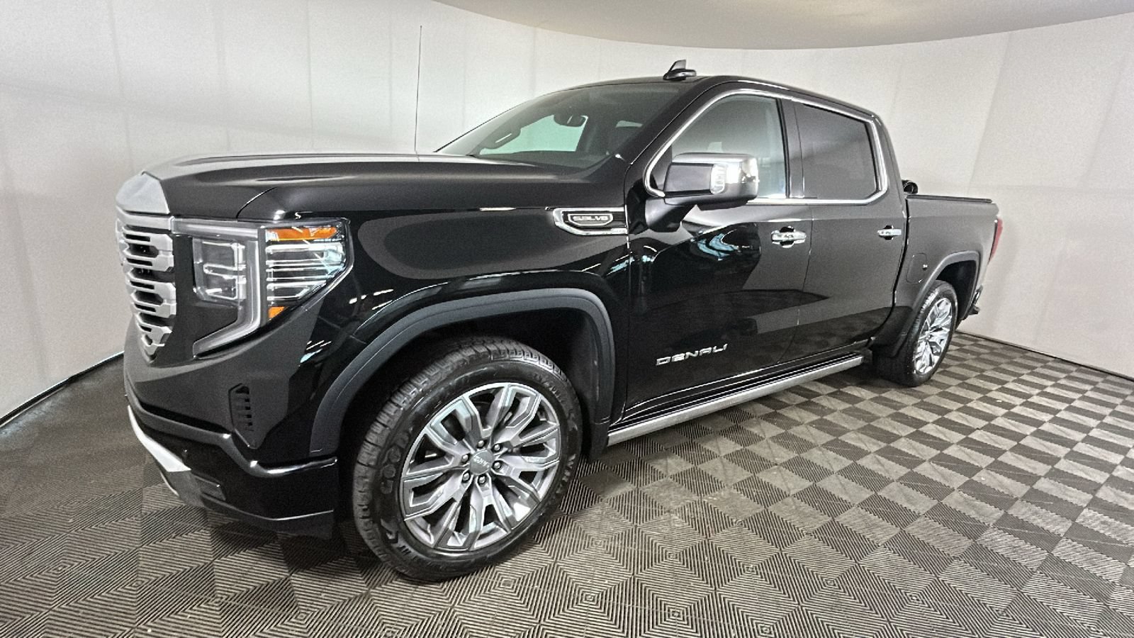 Used 2024 GMC Sierra 1500 Denali w/ Denali Reserve Package AWD/4WD image 8
