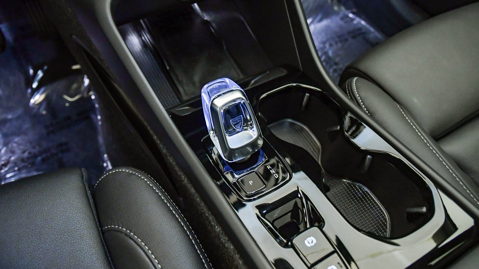 Certified 2025 Volvo XC40 B5 Ultra w/ Climate Package image 24