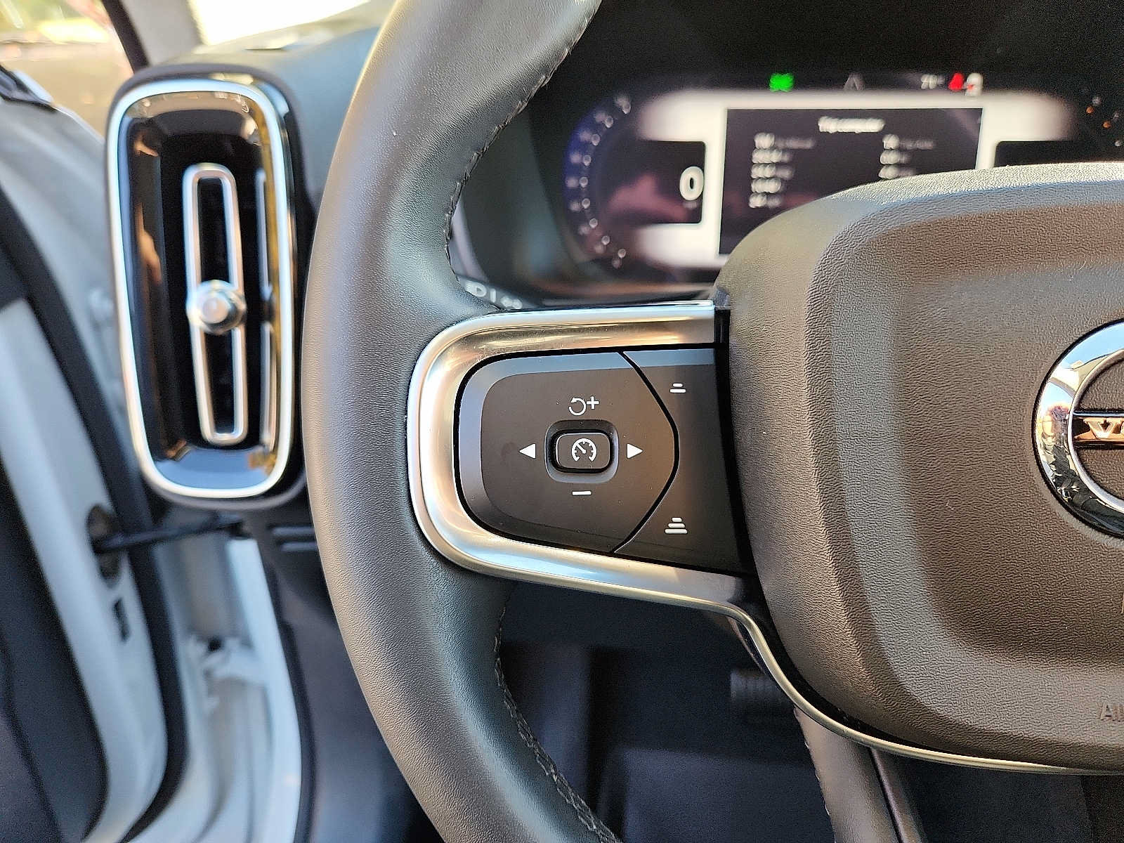 Certified 2024 Volvo XC40 B5 Plus w/ Protection Package Premier AWD/4WD image 19