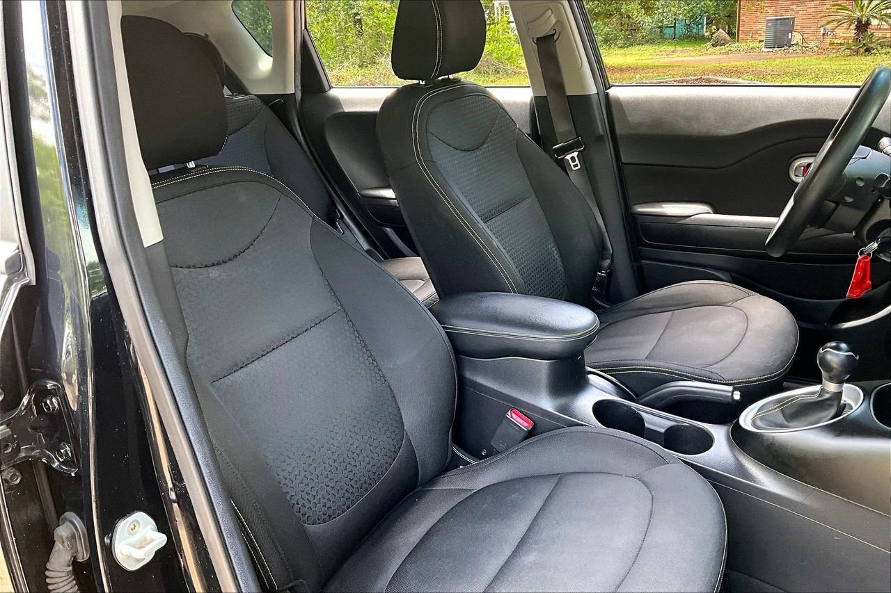 Used 2016 Kia Soul + FWD image 29