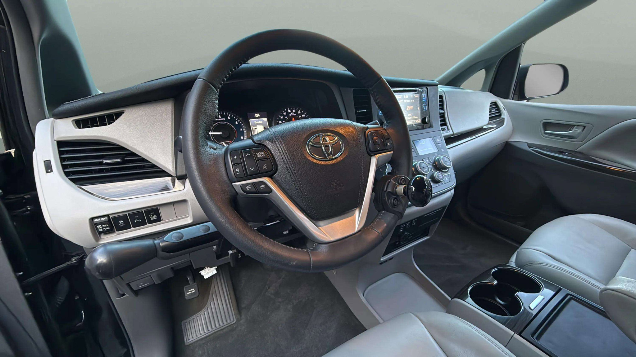 Used 2017 Toyota Sienna XLE Premium image 26