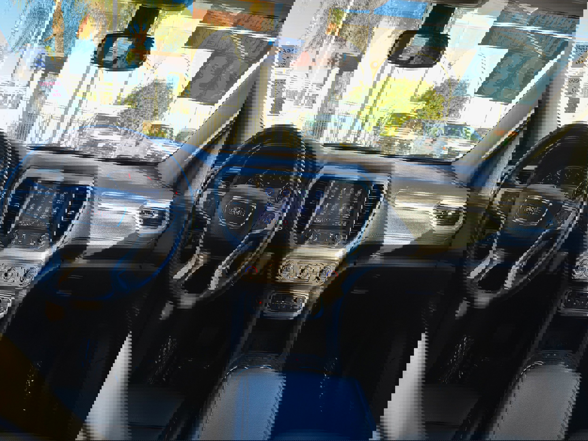 Used 2023 GMC Acadia SLT image 21