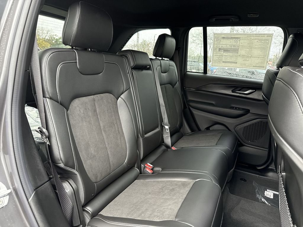 New 2025 Jeep Grand Cherokee Altitude image 24