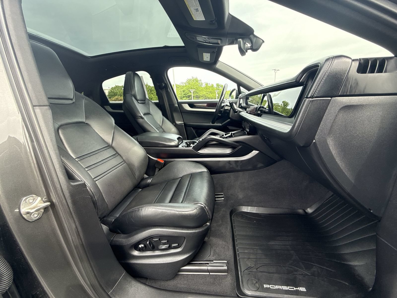 Used 2024 Porsche Cayenne Coupe AWD/4WD image 26
