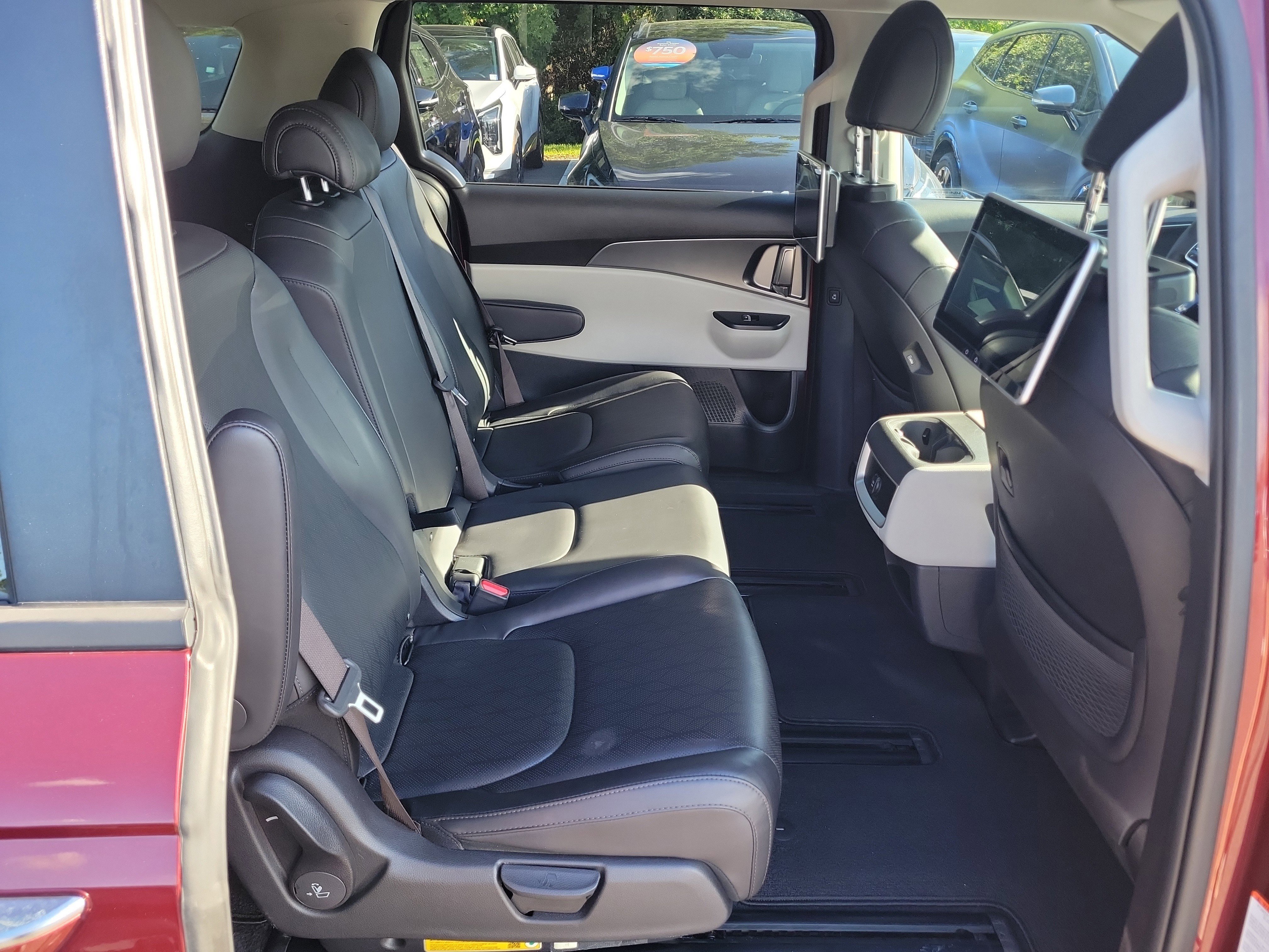 Used 2024 Kia Carnival LX FWD image 12