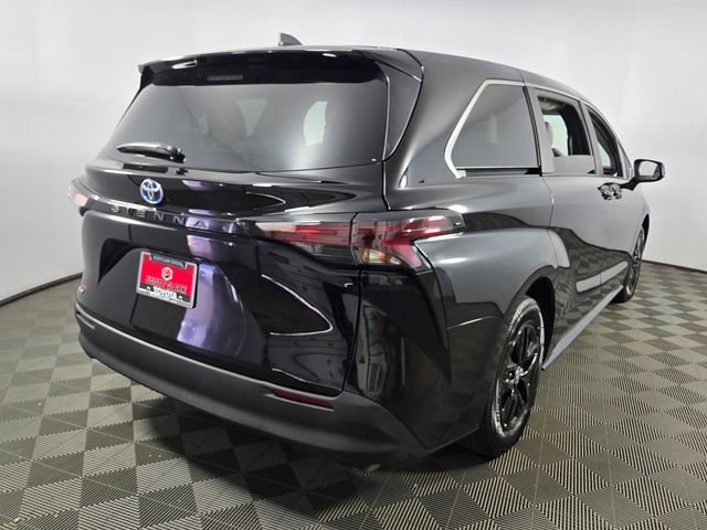 Used 2025 Toyota Sienna LE image 8
