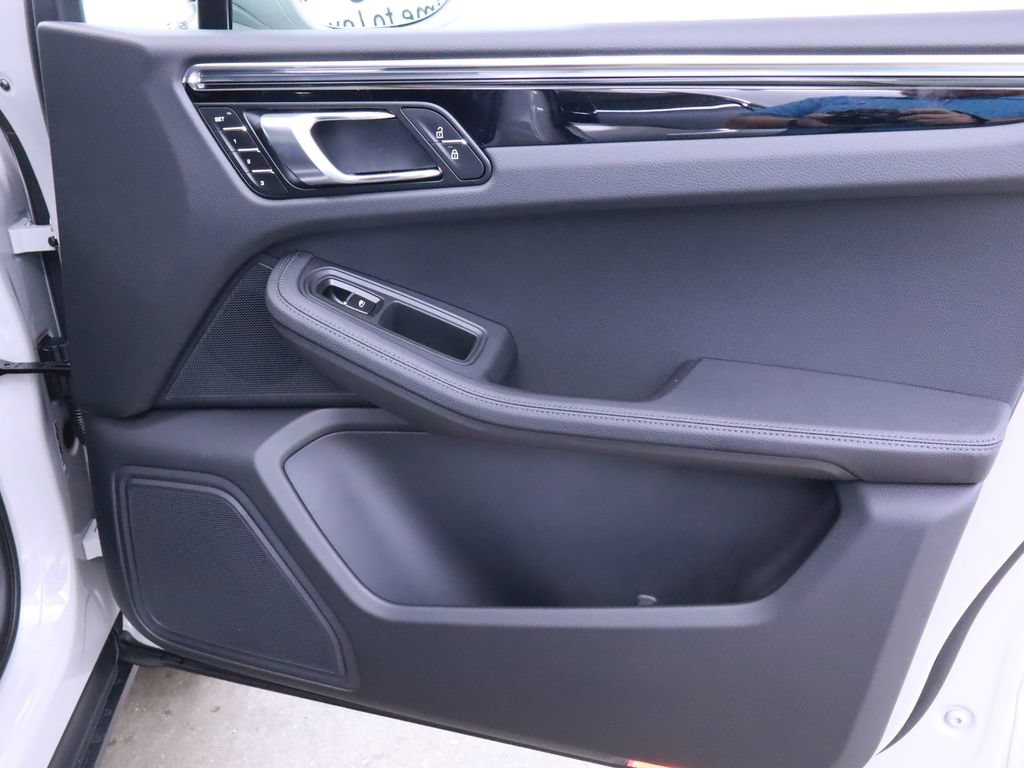 Certified 2025 Porsche Macan AWD/4WD image 23