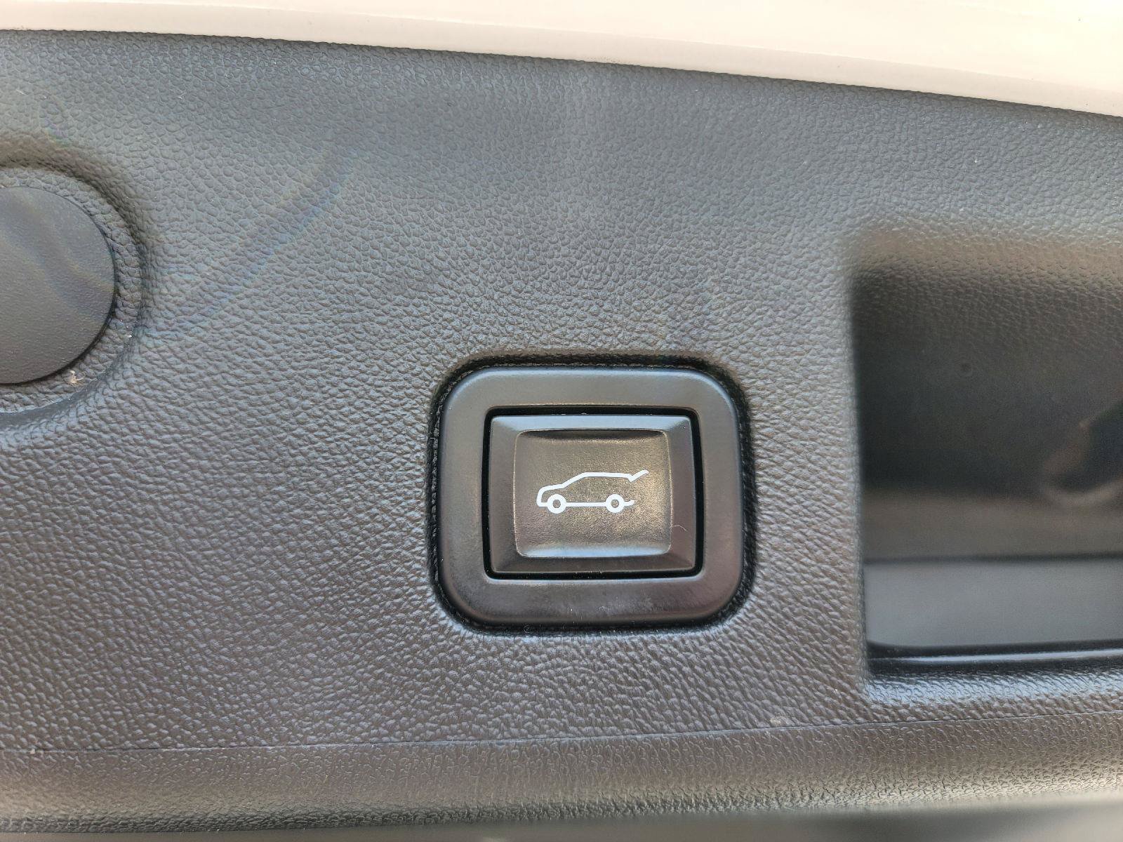 Used 2022 Chevrolet Equinox RS w/ RS Leather Package AWD/4WD image 8