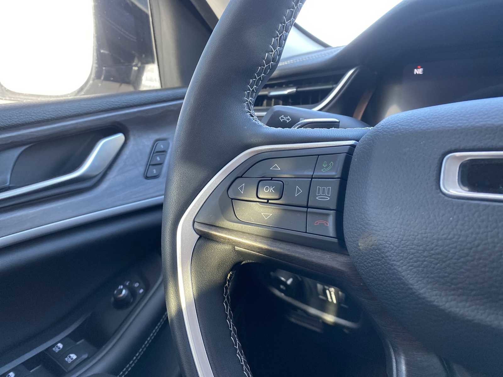 Certified 2023 Jeep Grand Cherokee Limited w/ Black Appearance Package image 29