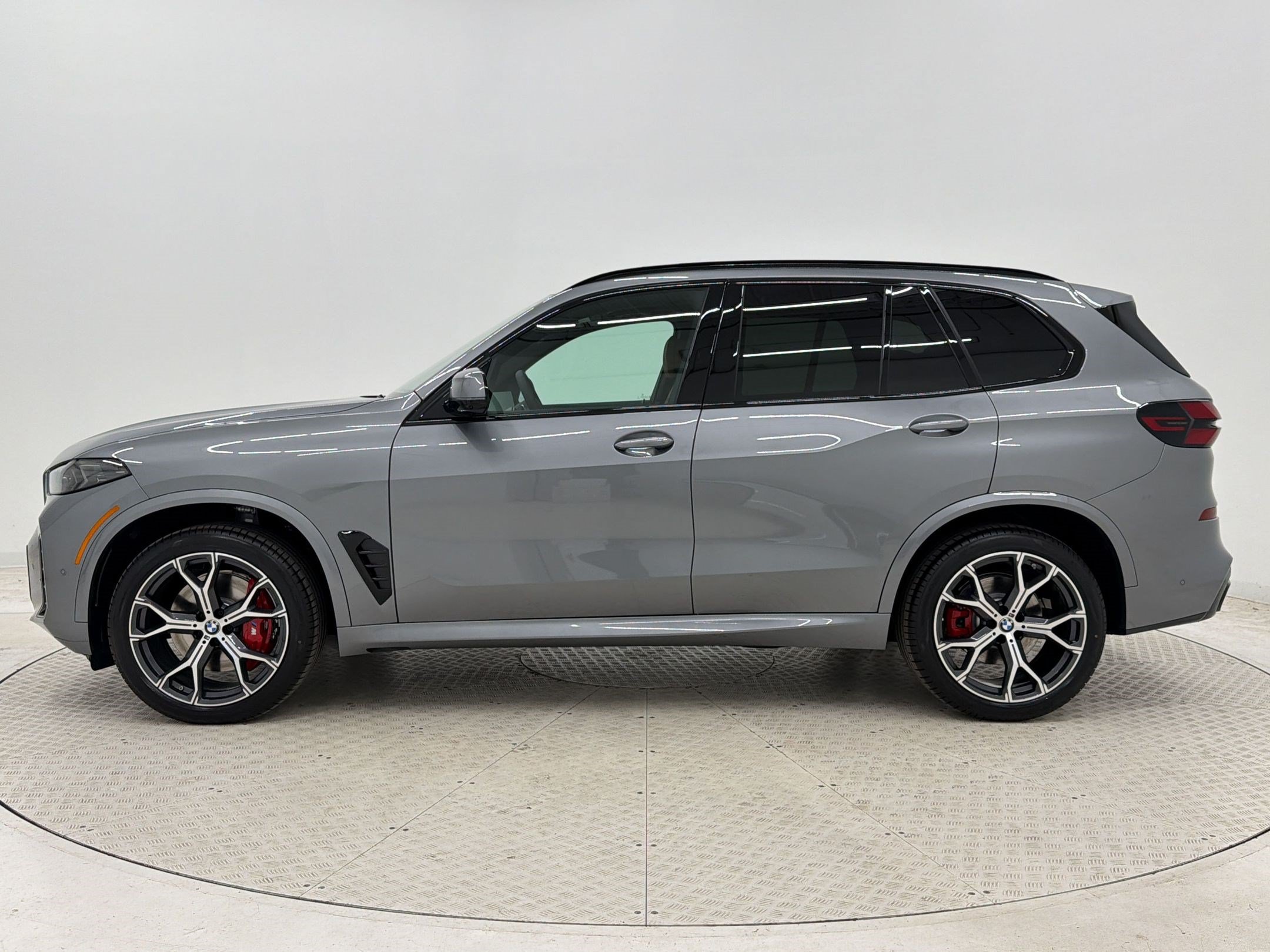New 2026 BMW X5 xDrive40i w/ M Sport Package AWD/4WD image 2