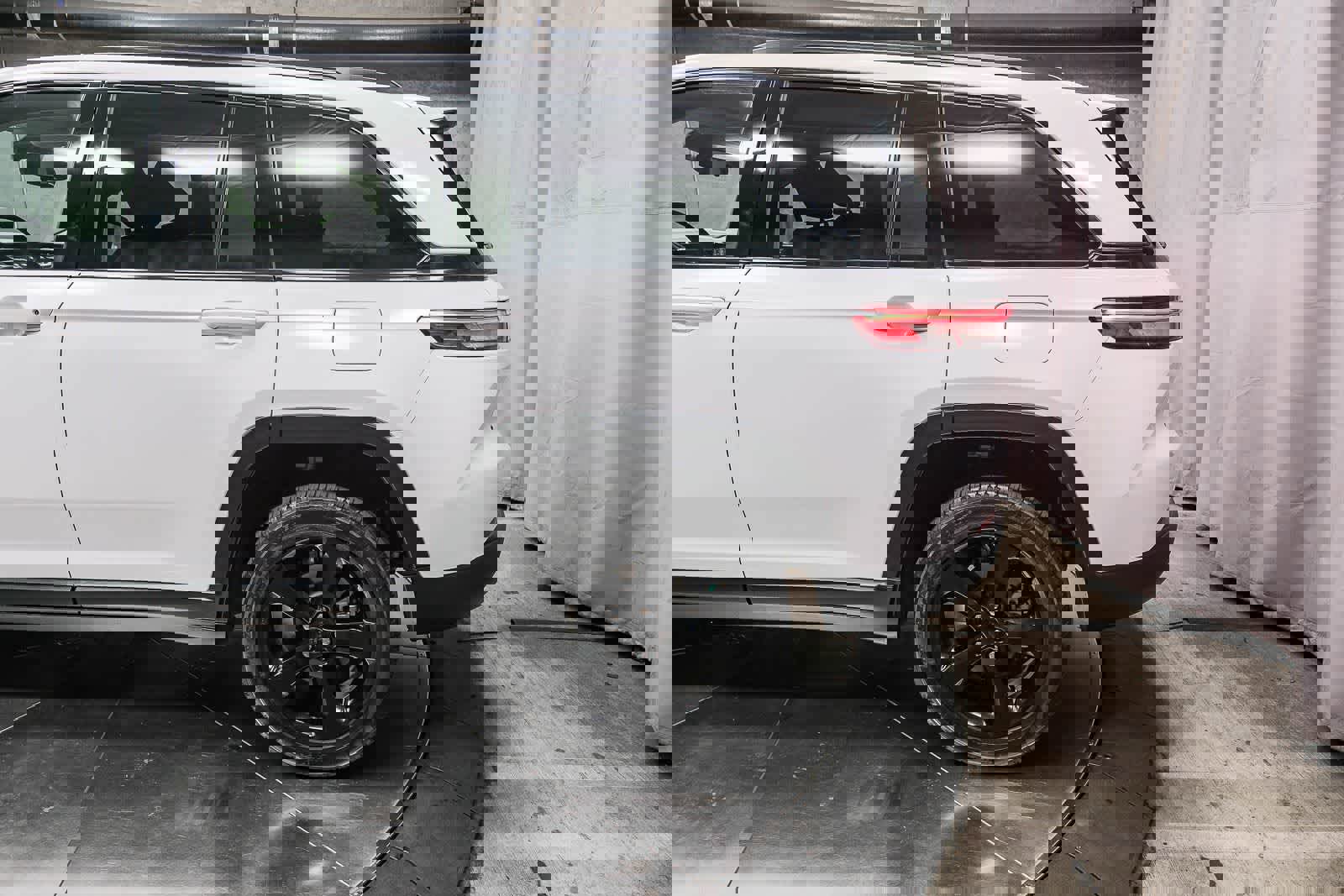 Used 2023 Jeep Grand Cherokee Limited w/ Black Appearance Package image 8