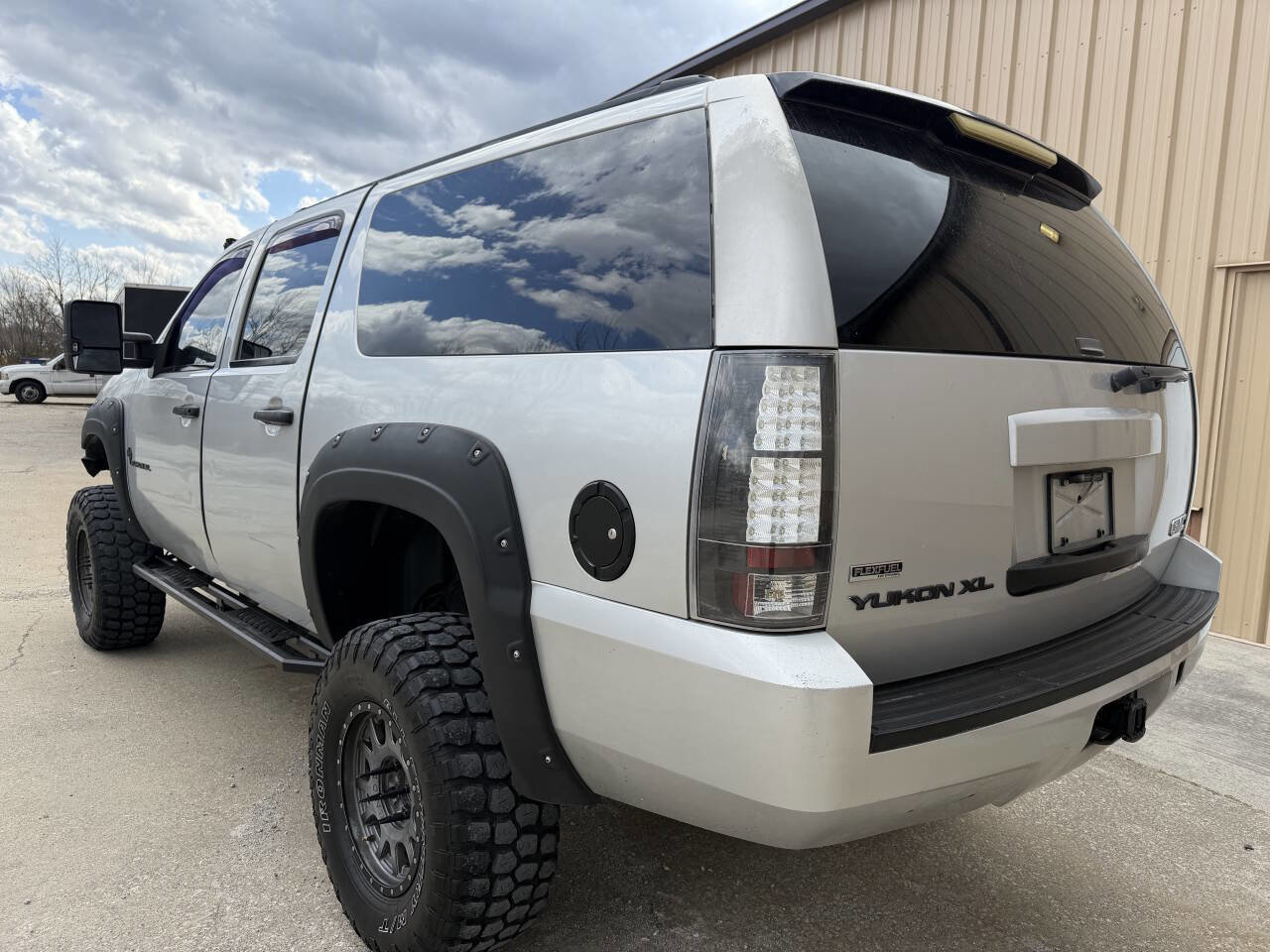 Used 2011 GMC Yukon XL SLE image 21