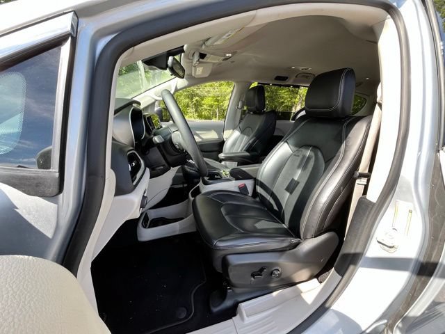 Used 2023 Chrysler Pacifica Touring-L FWD image 16