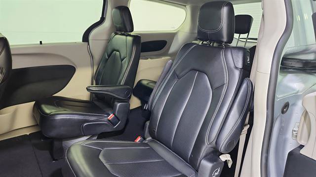 Used 2024 Chrysler Pacifica Touring-L FWD image 21