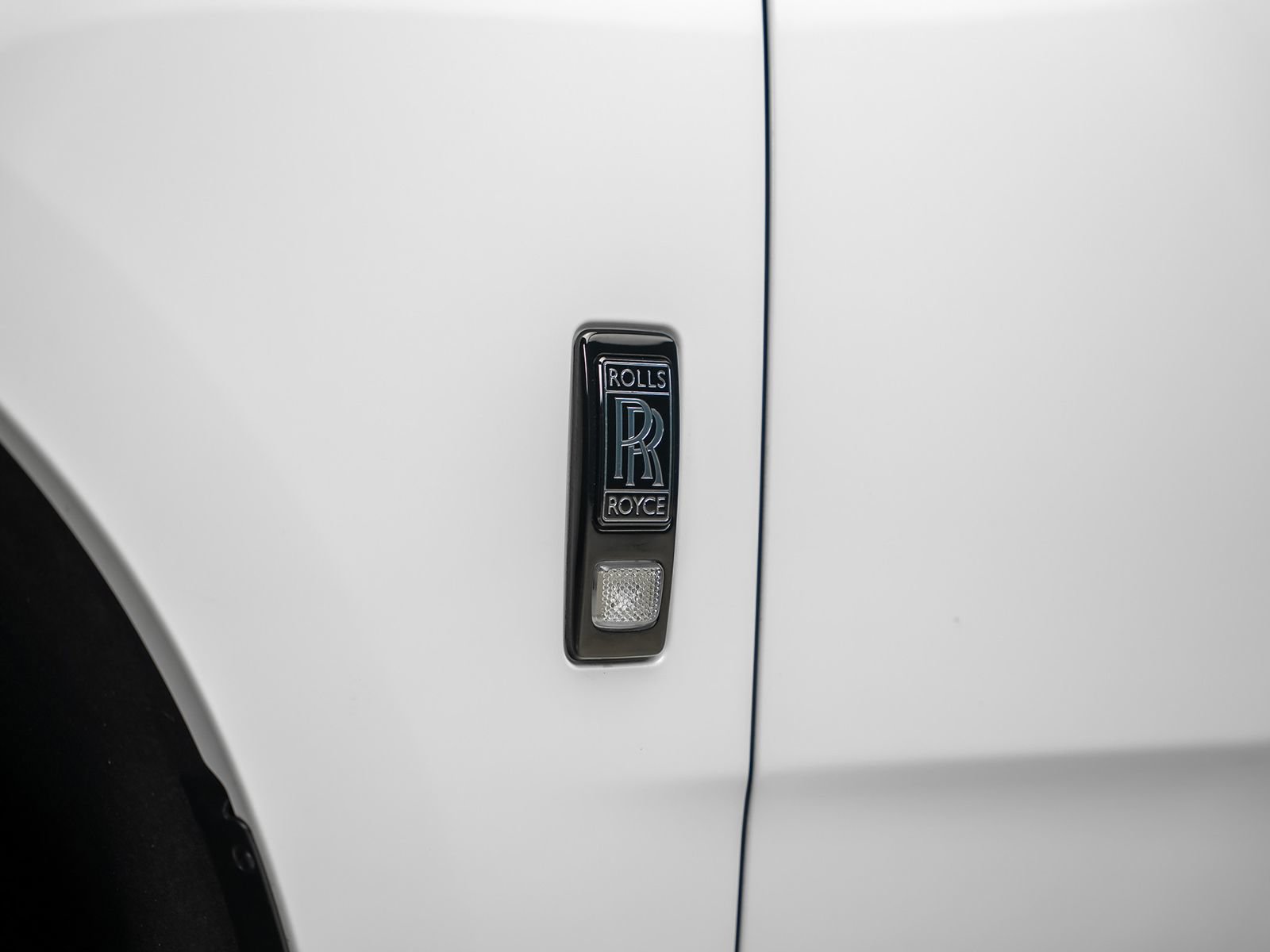 Used 2023 Rolls-Royce Cullinan Black Badge w/ Dark Exterior Package AWD/4WD image 27