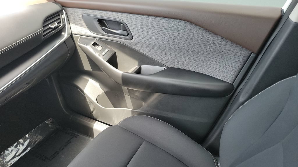 Used 2023 Nissan Rogue S FWD image 15