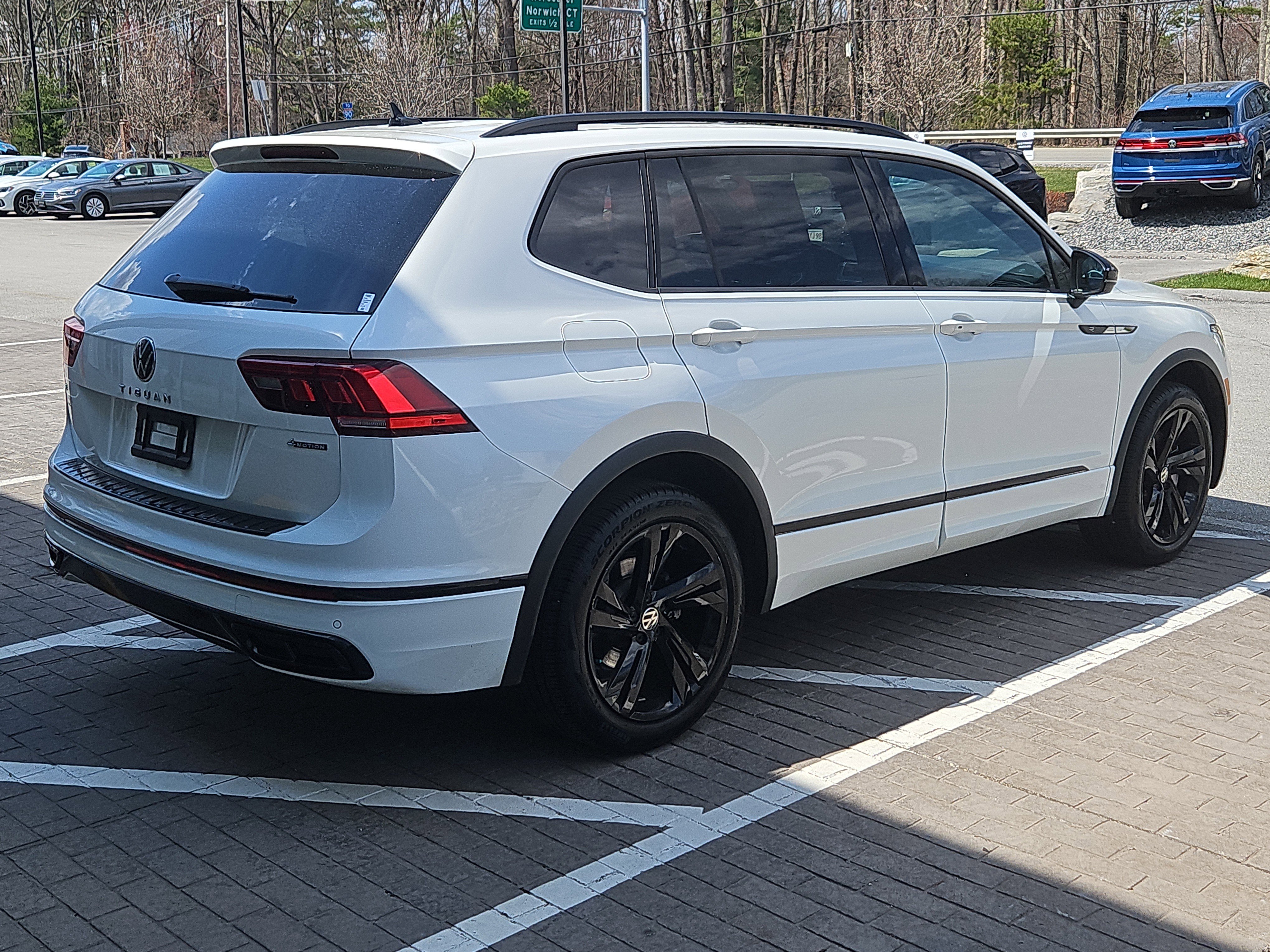 Used 2023 Volkswagen Tiguan SE R-Line image 2