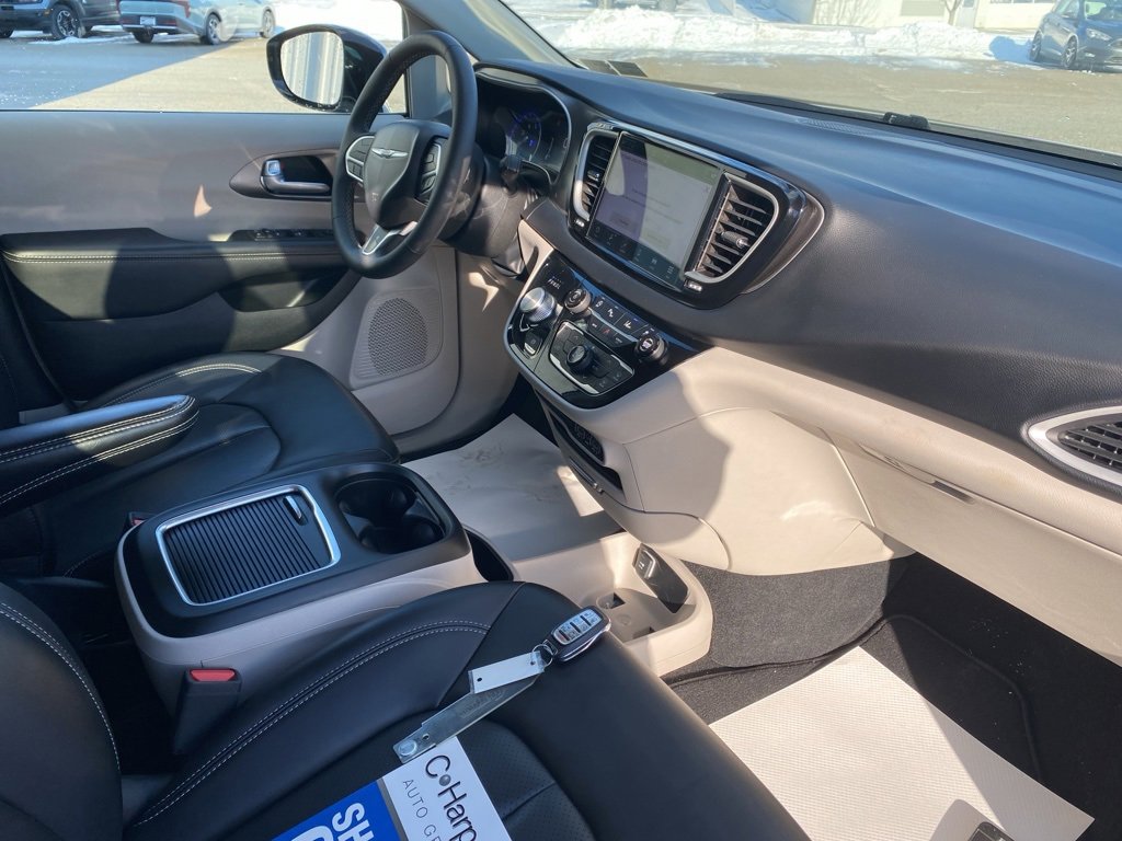 Used 2024 Chrysler Pacifica Touring-L image 10