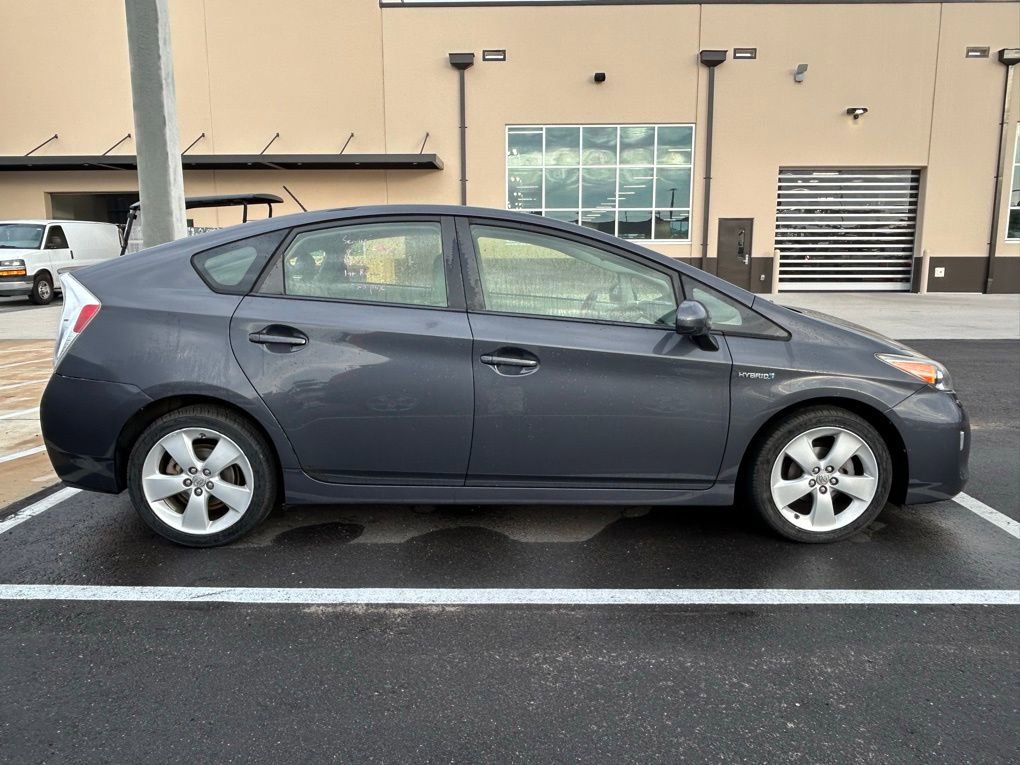 Used 2015 Toyota Prius Five image 2