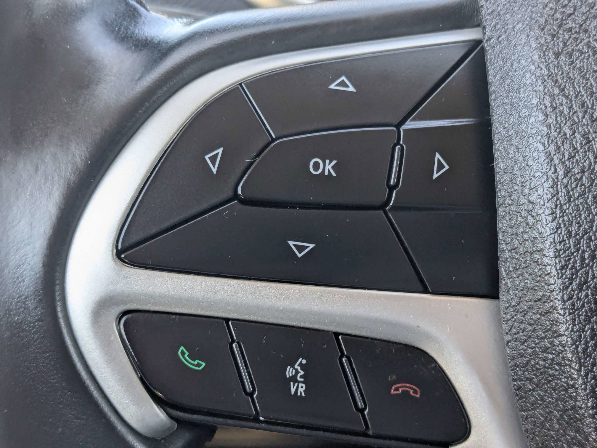 Used 2018 Jeep Cherokee Latitude Plus w/ Comfort/Convenience Group FWD image 33