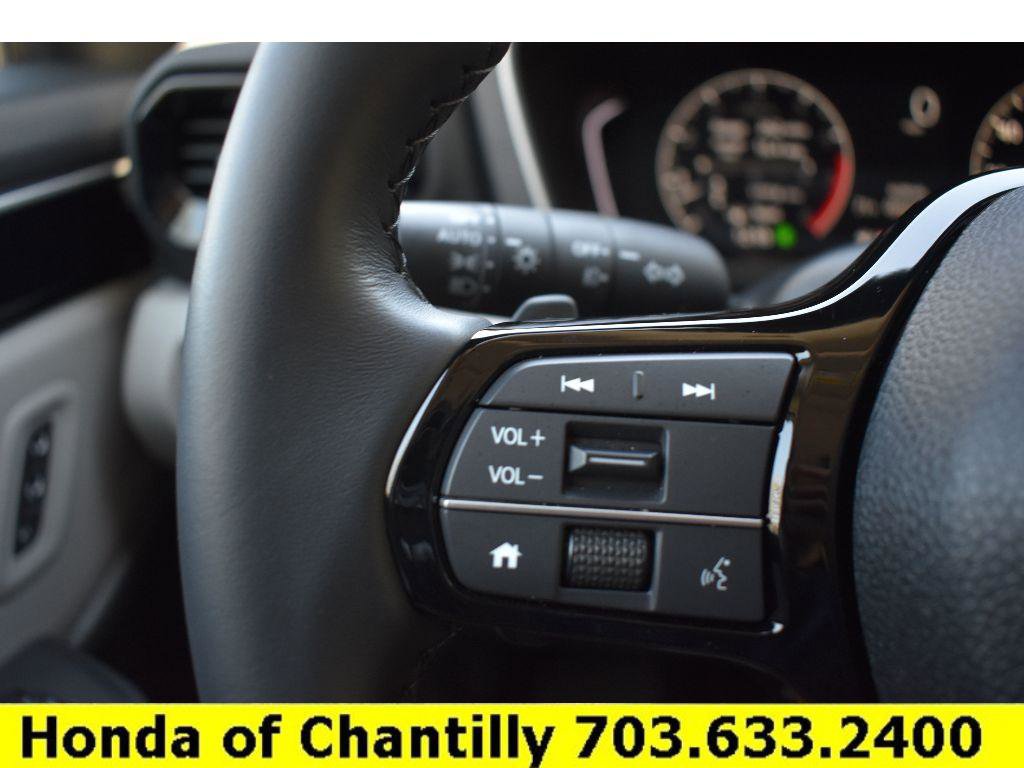 Used 2025 Honda Pilot Touring image 12