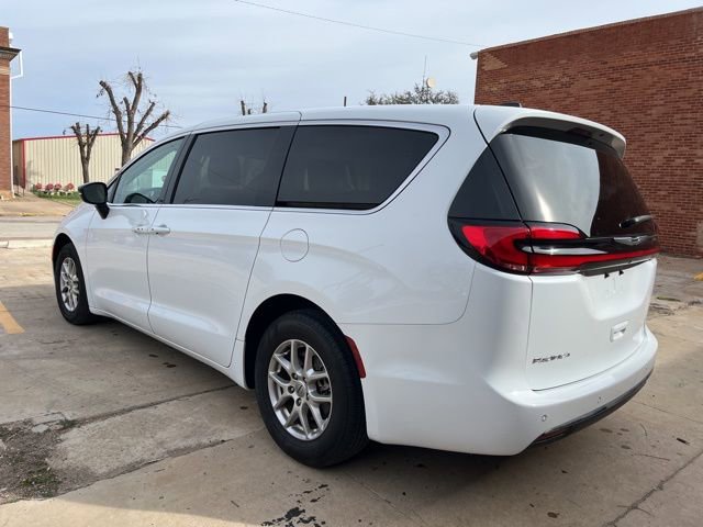 Used 2024 Chrysler Pacifica Touring-L image 4