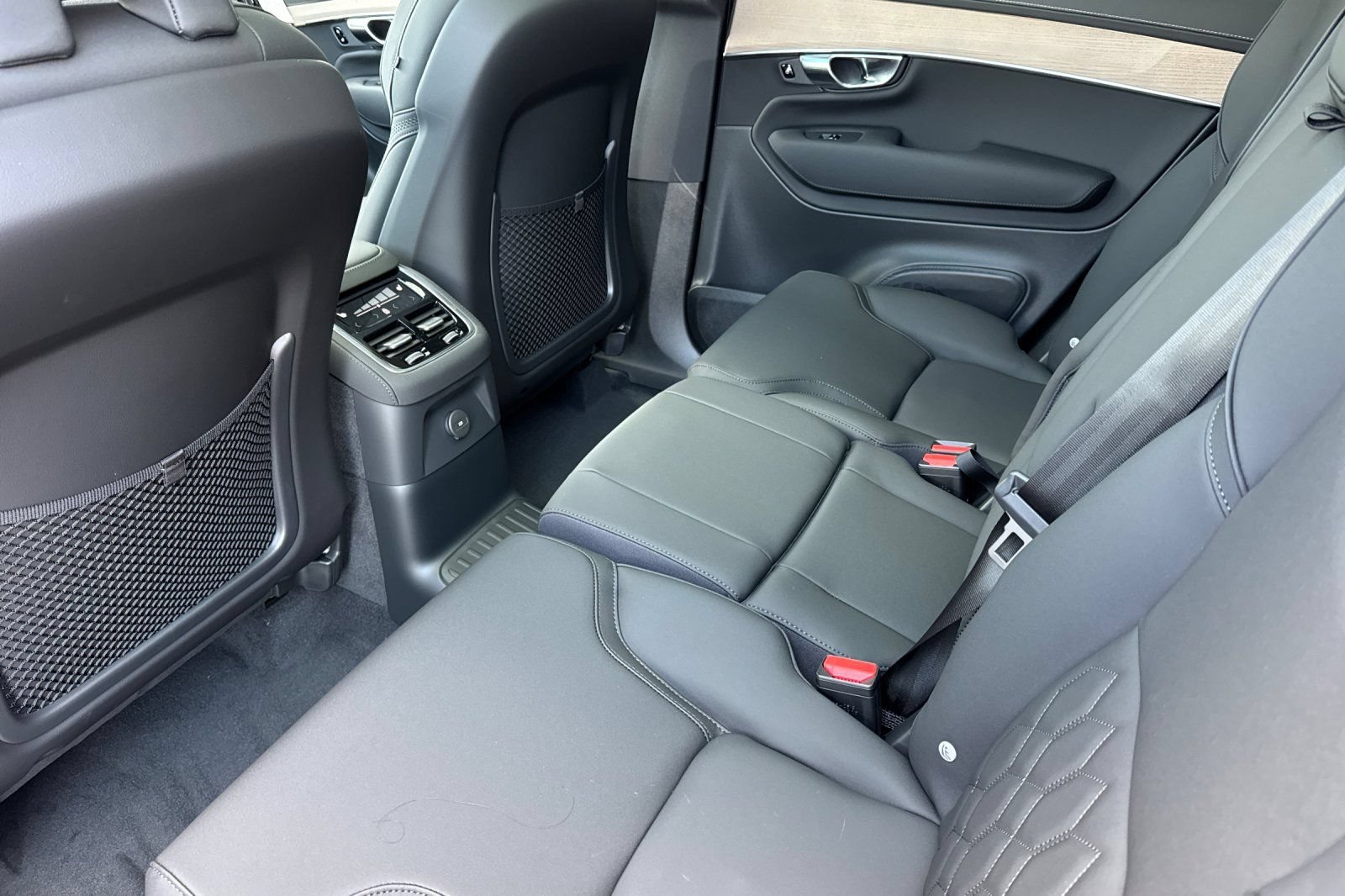New 2026 Volvo XC90 T8 Plus w/ Protection Package AWD/4WD image 12