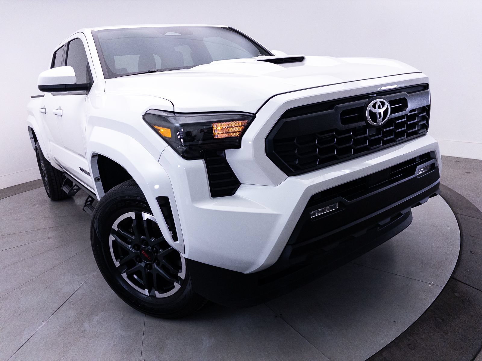 Used 2024 Toyota Tacoma TRD Sport AWD/4WD image 5