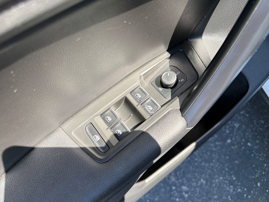 Used 2021 Volkswagen Tiguan SE w/ Panoramic Sunroof Package FWD image 14