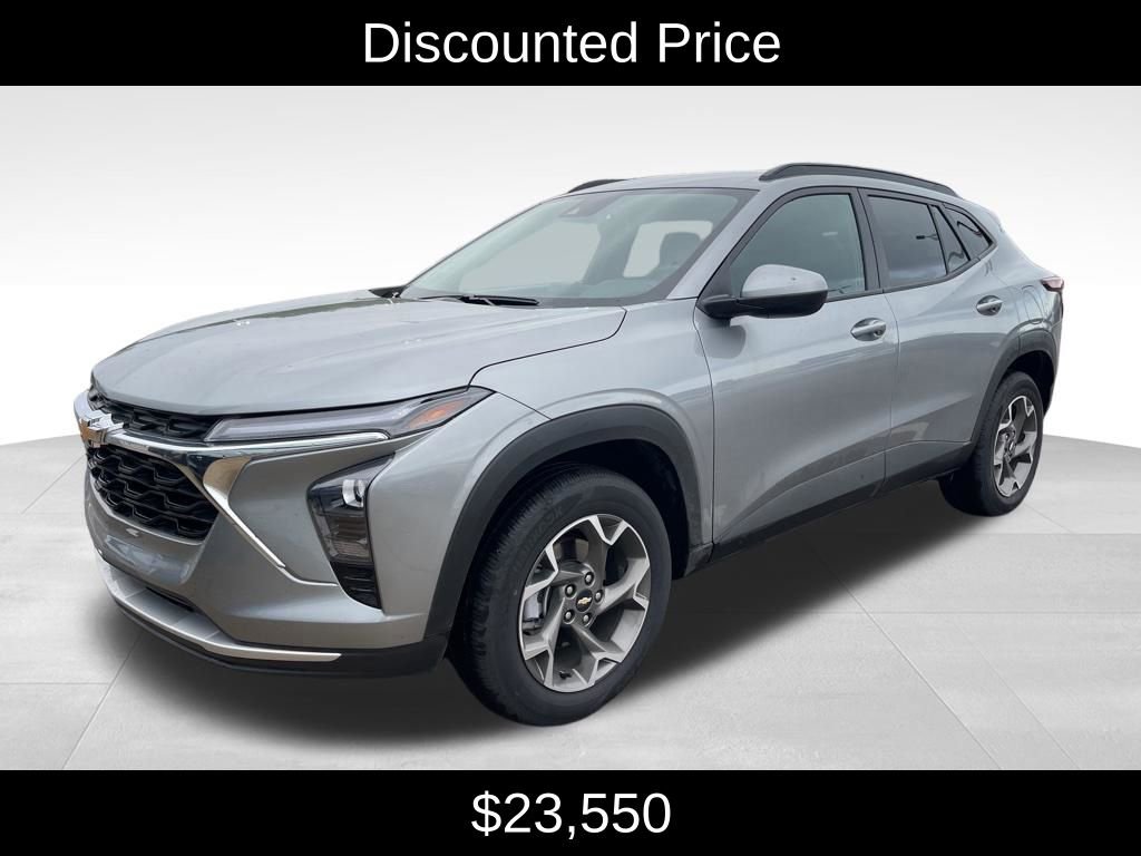 Used 2025 Chevrolet Trax LT w/ Driver Confidence Package FWD image 3