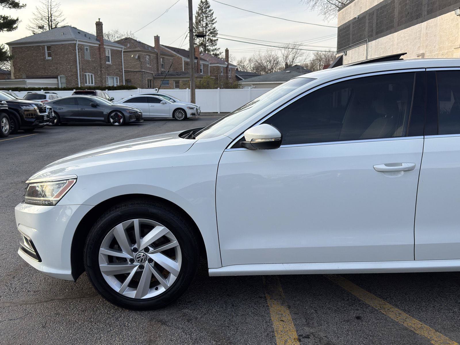 Used 2018 Volkswagen Passat 2.0T SE w/ SE Lighting Package FWD image 3