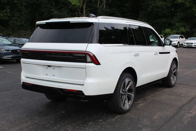 New 2027 Lincoln Navigator Black Label AWD/4WD image 3