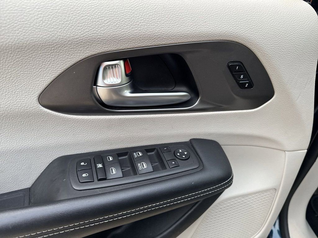 Used 2023 Chrysler Pacifica Touring-L image 14