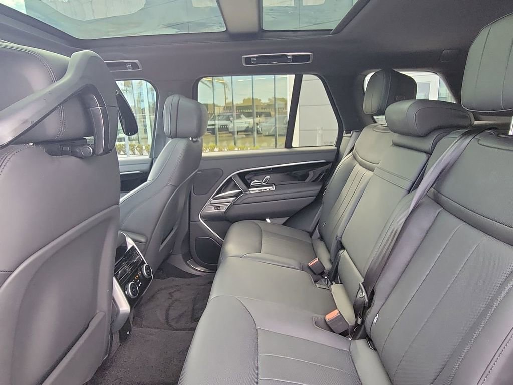 Used 2025 Land Rover Range Rover SE AWD/4WD image 16