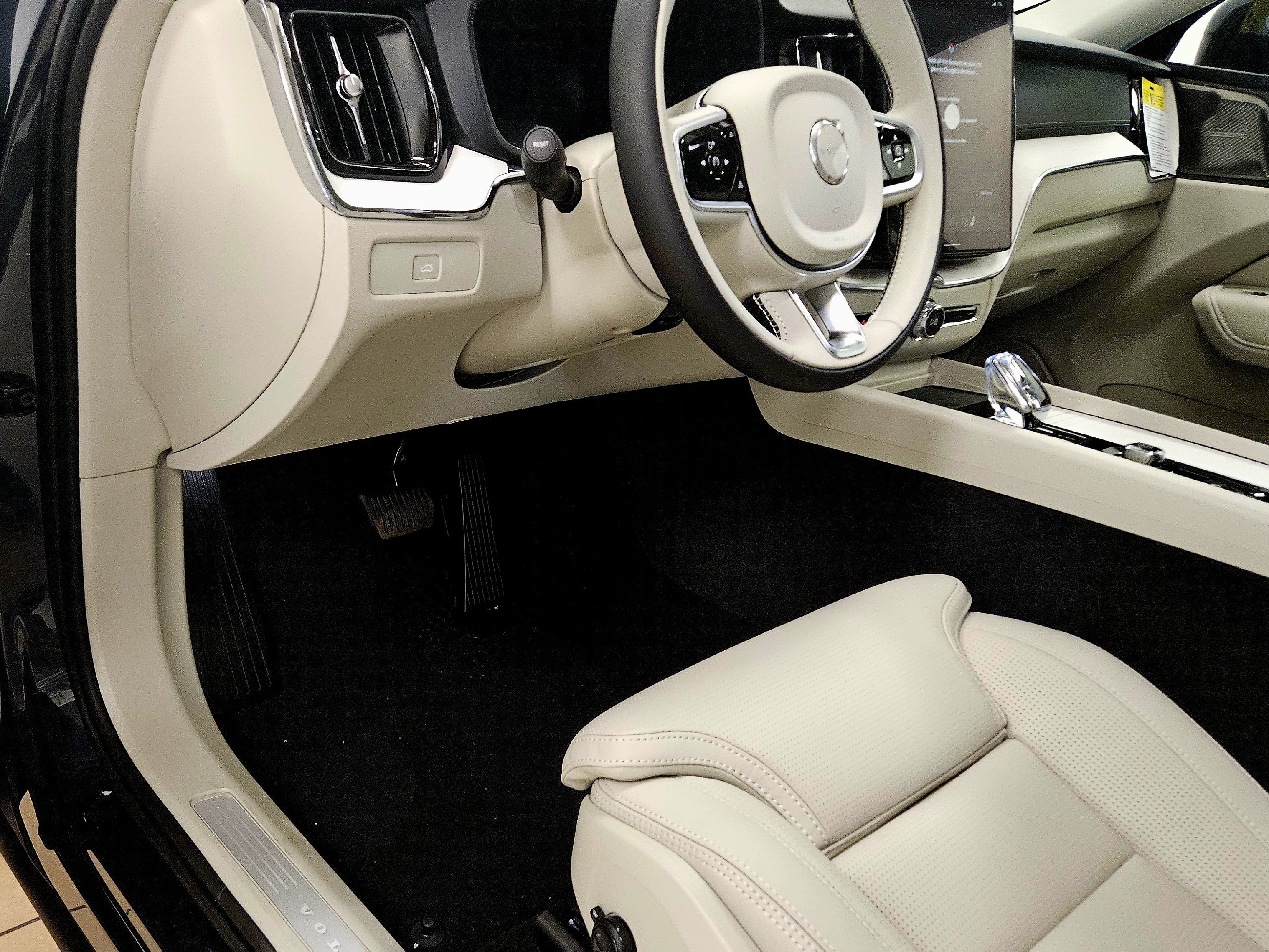 New 2026 Volvo XC60 B5 Ultra w/ Protection Package Premier image 45