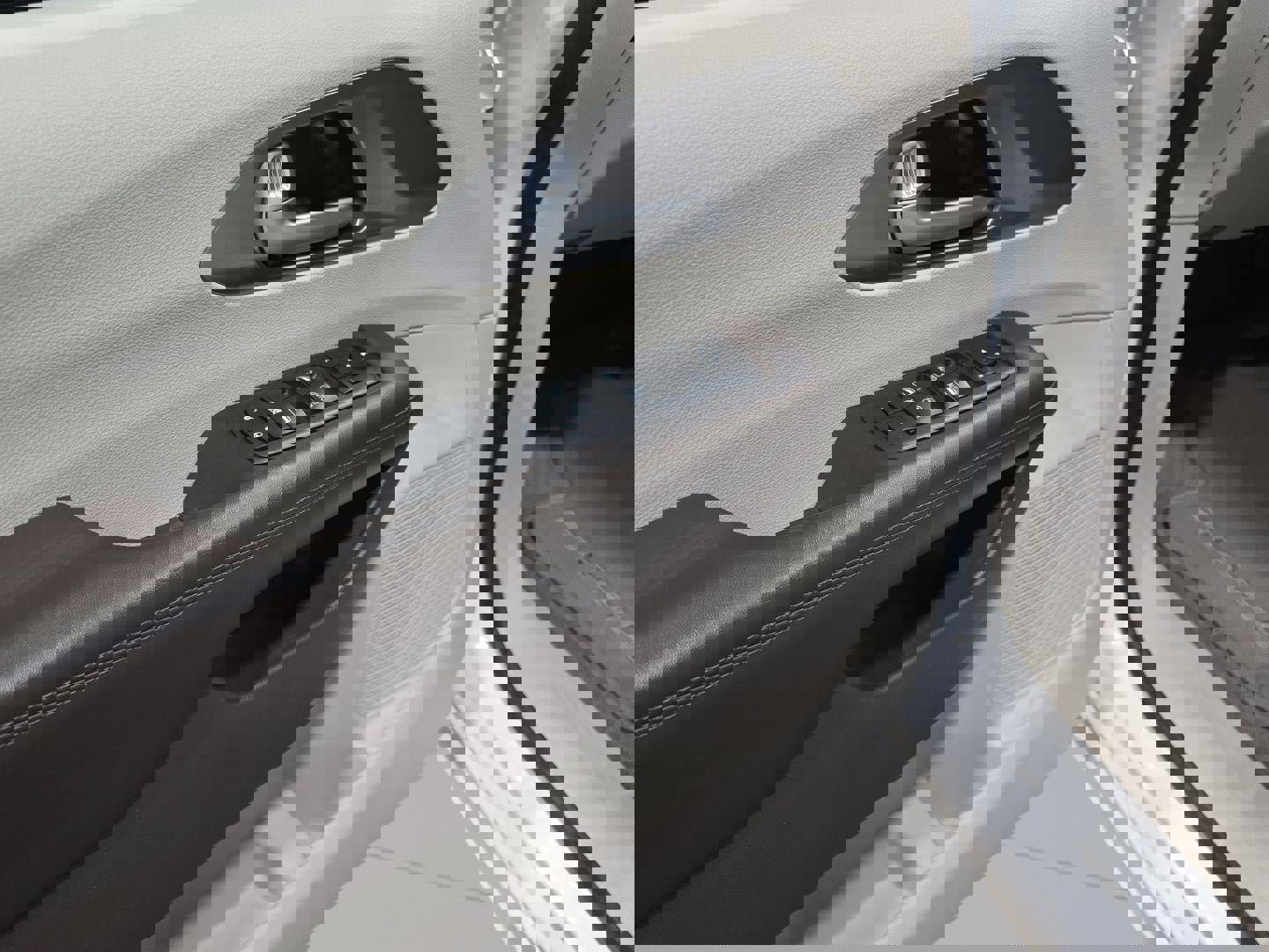 Used 2017 Chrysler Pacifica Touring image 19