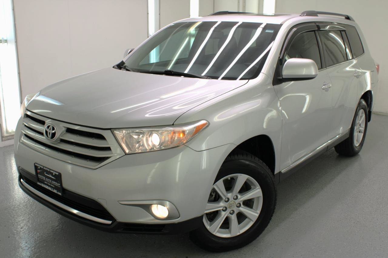 Used 2011 Toyota Highlander SE w/ Tow Pkg FWD image 2