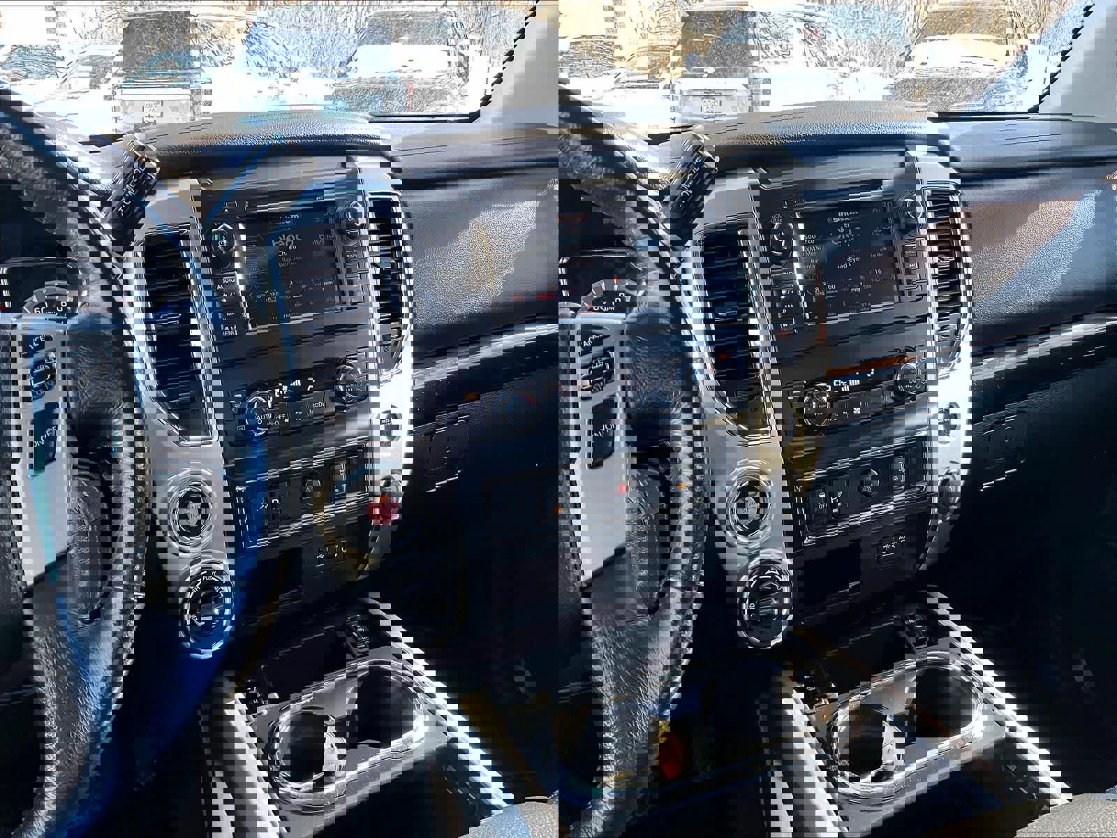 Used 2019 Nissan Titan SV w/ SV Convenience Package image 17