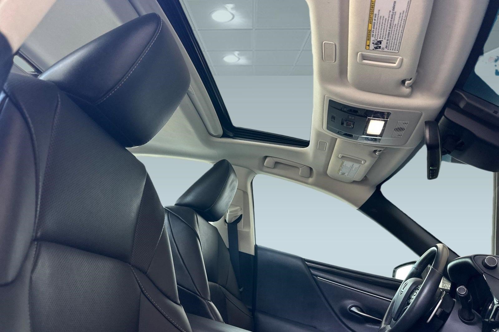 Used 2022 Lexus ES 300h w/ Accessory Package FWD image 29