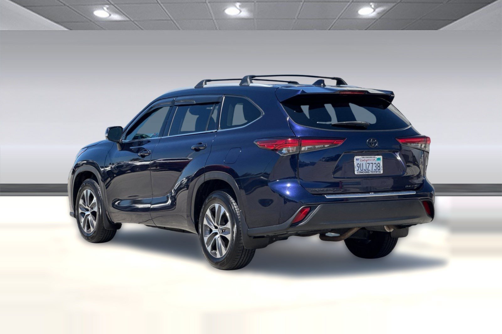 Used 2022 Toyota Highlander XLE AWD/4WD image 3