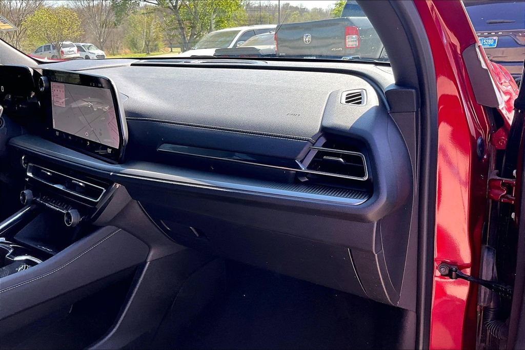 Used 2025 Chevrolet Traverse LT image 13