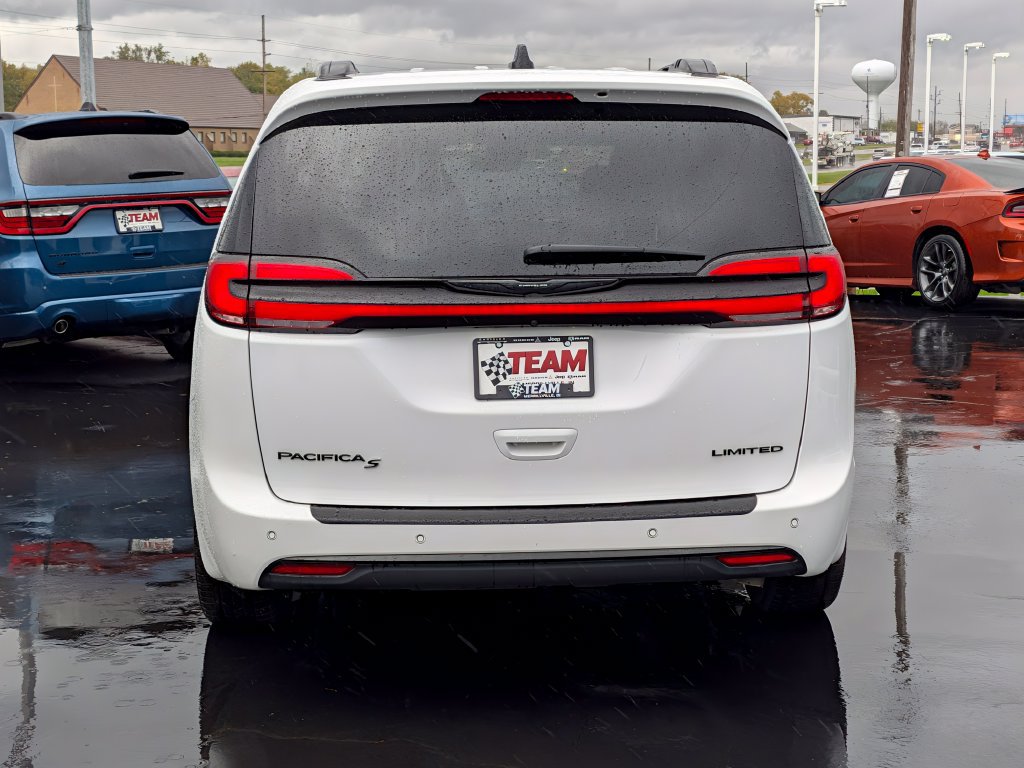 Used 2025 Chrysler Pacifica Limited FWD image 7