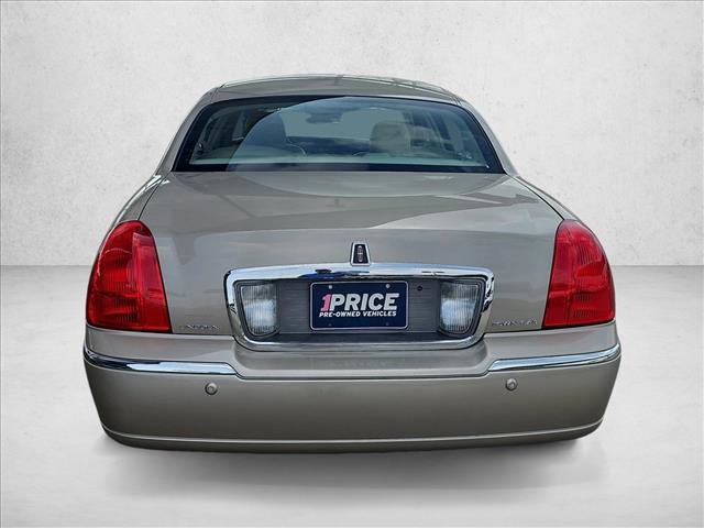 Used 2005 Lincoln Town Car Signature Limited image 4