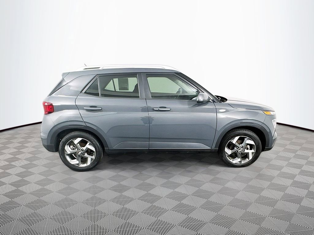 Used 2024 Hyundai Venue SEL image 4
