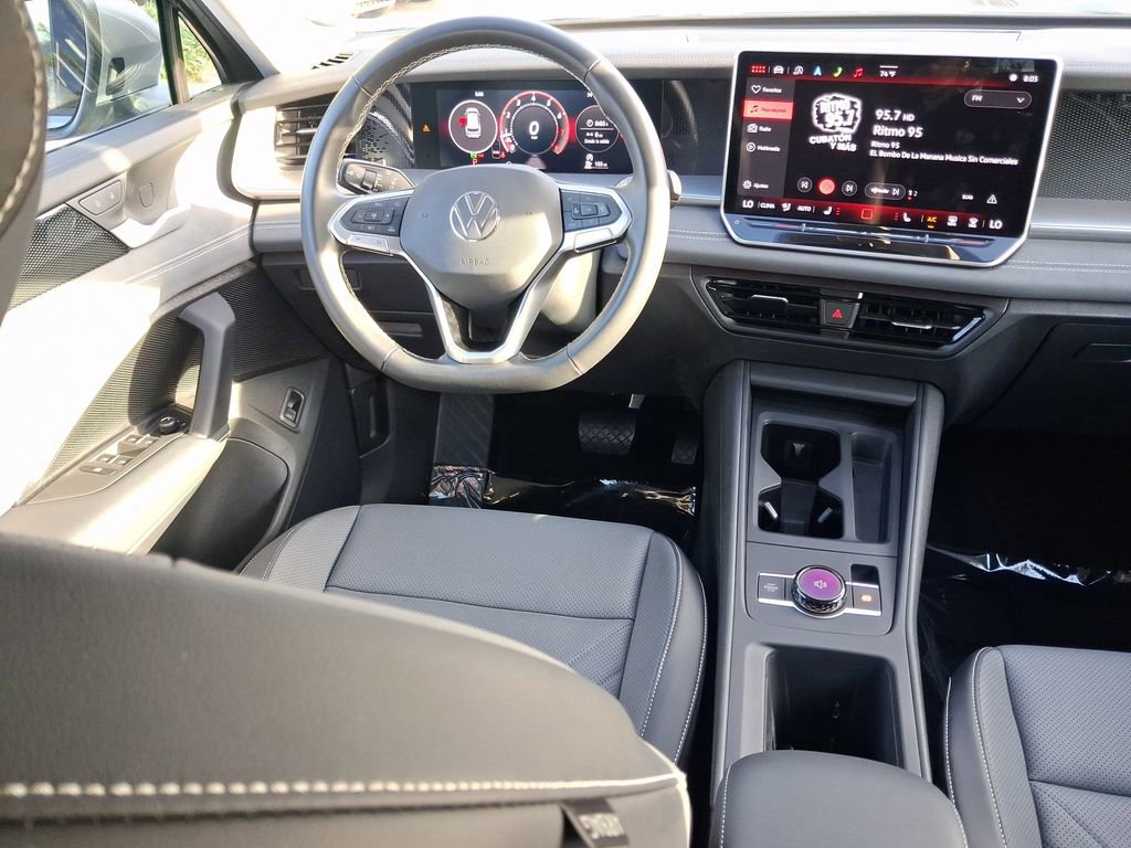 Certified 2025 Volkswagen Tiguan SE image 10